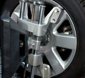 Tête d’alignement fixée sur une roue de véhicule dans l’atelier.