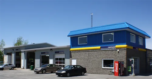 Le bâtiment du Garage Moderne GT : baies de service à gauche, dépanneur et poste d’essence à droite.
